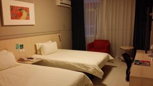 Postel nebo postele na pokoji v ubytování Jinjiang Inn Xiamen Xiang'an Maxiang