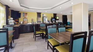 a restaurant with tables and chairs and a bar at Best Western Inn Florence in Florence