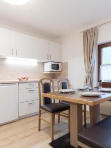 eine Küche und ein Esszimmer mit einem Tisch und Stühlen in der Unterkunft Appartement Trujen in Längenfeld