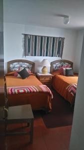 dos camas sentadas una al lado de la otra en una habitación en Arquitectos Departamento 11-2, en Guanajuato