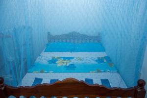 ミリッサにあるSagopearl Guestの青いベッドルーム(魚のいるベッド付)
