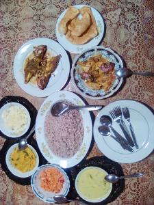 een groep borden met voedsel op een tafel bij Sagopearl Guest in Mirissa