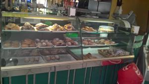 una vitrina llena de diferentes tipos de donuts en Monolocali Angelica, en Porto Cesareo