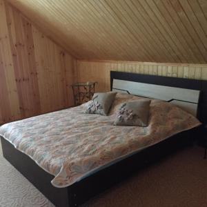 スーズダリにあるUsadba Perepêlkinoの木製の天井のベッドルーム1室(大型ベッド1台付)