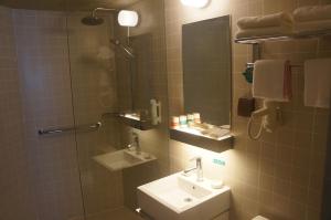 海口市にあるJinjiang Inn Haikou Guomao Jinlong Roadの洗面台、鏡、トイレ付きのバスルーム +23枚の写真