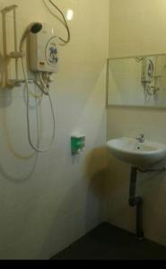 Joe Fisherman Inn في بانكور: حمام مع حوض ودش