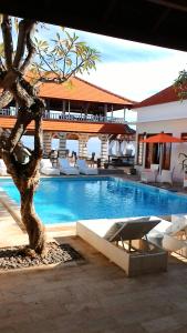 Bazén v ubytování Villa Agung Beach Inn nebo v jeho okolí