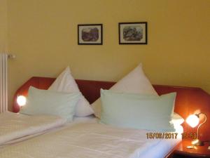 - une chambre avec 2 oreillers blancs sur un lit dans l'établissement Neuenkirchener Hof, à Neuenkirchen