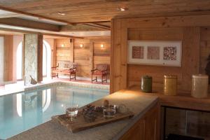 a kitchen with a sink and a bathtub at Alliey & Spa Piscine Appart-hôtel Serre chevalier in Le Monêtier-les-Bains