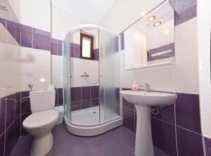 uma casa de banho com um WC, um lavatório e um chuveiro em Summer Rest em Mamaia Nord – Năvodari