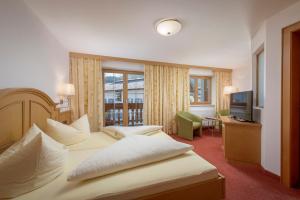 a hotel room with a bed and a television at Der Schwendterwirt in Schwendt