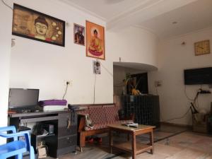 TV in/ali zabaviščno središče v nastanitvi Bodhgaya Guest House