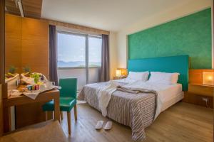 Un pat sau paturi într-o cameră la Hotel Galilei