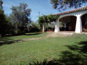 A garden outside Villa Pontes Még 11 kép