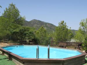 Bazén v ubytovaní Casa Rural La Canal De Salem alebo v jeho blízkosti