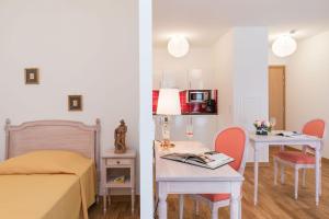 ピュトーにあるMédicis Home Puteauxのベッド1台、テーブル(テーブル付)が備わる客室です。