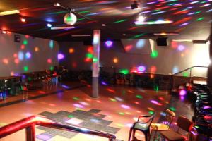 una habitación con sillas y un escenario con luces en A Mariña, en Cambados