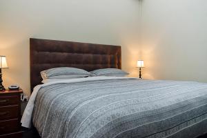 Un pat sau paturi într-o cameră la Eagle Foundry Bed & Breakfast