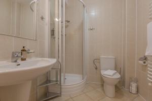 ザコパネにあるRent like home - Orkana IV Centrumのバスルーム(シャワー、洗面台、トイレ付)