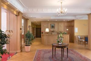 a living room with a table in a room at Médicis Home Puteaux in Puteaux