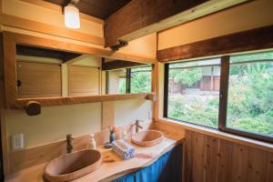 2 lavabos en un baño con 2 ventanas en Hostel Yui-an, en Nagiso 30 fotos más