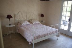 Cama ou camas em um quarto em Villa Les Carlets