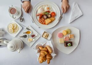 烏蘭巴托的住宿－藍天大廈酒店，一张桌子,上面放着两盘早餐食品和咖啡