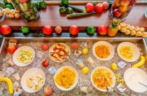 um monte de frutas e vegetais em uma mesa em The Blue Sky Hotel and Tower em Ulan Bator