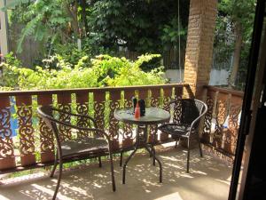 einen Tisch und zwei Stühle auf dem Balkon in der Unterkunft Samuigreenvalley Resort in Lamai