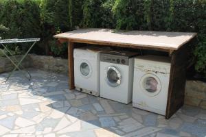a washer and dryer under a table on a patio at Maracaibo in Cariati