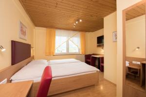 A bed or beds in a room at Kärntner Stubn