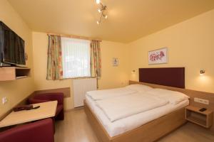 A bed or beds in a room at Kärntner Stubn
