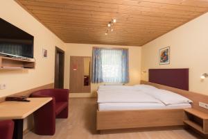 A bed or beds in a room at Kärntner Stubn