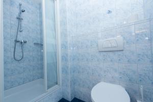 A bathroom at Kärntner Stubn