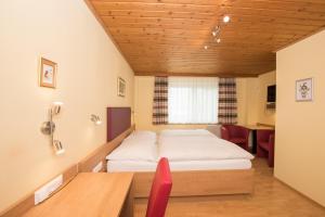 A bed or beds in a room at Kärntner Stubn