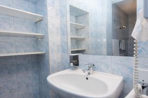 A bathroom at Kärntner Stubn