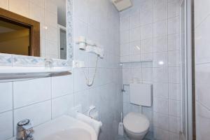A bathroom at Kärntner Stubn
