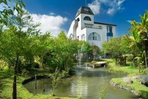 een gebouw met een rivier ervoor bij Phil Garden Homestay in Dongshan