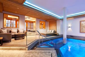 The swimming pool at or close to Hotel Gletscherblick