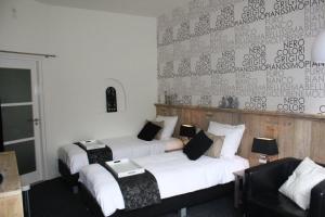 Zimmer mit 2 Betten und einem Sofa in der Unterkunft Bed & Breakfast Onder de Dekens in Harderwijk