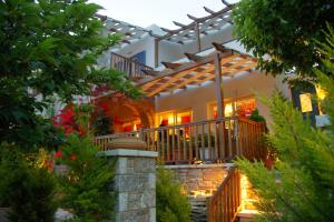 Casa grande con porche con luces encendidas en Archipelagos Hotel, en Fourni Ikarias