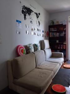 sala de estar con sofá y mapa en la pared en Makerhouse Hostel, en Hefei