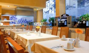 A restaurant or other place to eat at Senator Granada