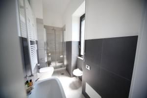 フィシャーノにあるSOHO Suiteのバスルーム(トイレ、洗面台、シャワー付)