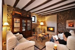 eine Person, die in einem Wohnzimmer sitzt und ein Buch liest in der Unterkunft La Casa Grande de Albarracín in Albarracín