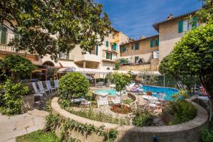 Bazén v ubytování Hotel Croce Di Malta nebo v jeho okolí
