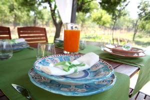 un tavolo con un piatto di cibo e un bicchiere di succo d'arancia di SOHO Suite a Fisciano