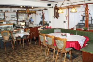 un restaurante con 2 mesas y sillas y un bar en Mollseifer Hof, en Winterberg