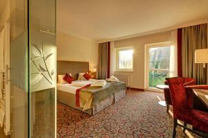 Łóżko lub łóżka w pokoju w obiekcie Hotel Schneeberghof