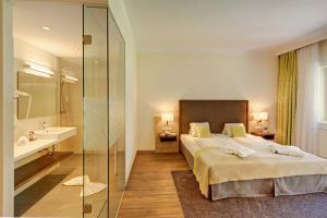 Łóżko lub łóżka w pokoju w obiekcie Hotel Schneeberghof